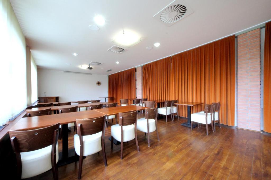 בנסוב Hotel S-Centrum מראה חיצוני תמונה